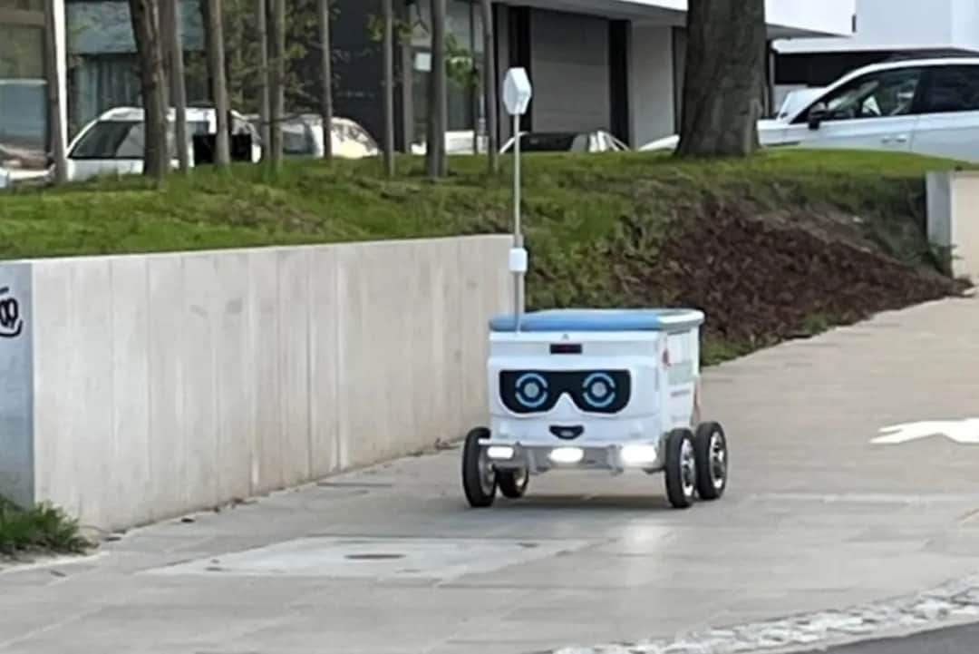 Roboty dostawcze przyszłością transportu: jak działają i co potrafią